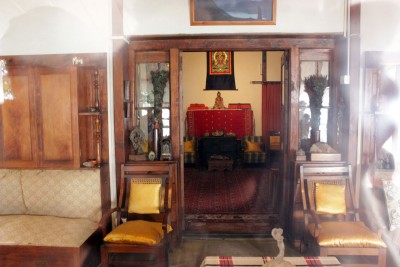 Внутренняя обстановка в доме Рерихов. Фото сквозь стекло