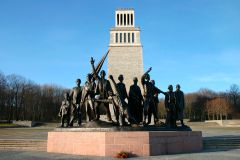 Памятник на месте концлагеря Бухенвальд
