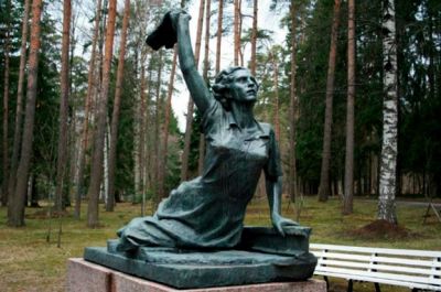 Памятник в честь подвига Раймонды Дьен